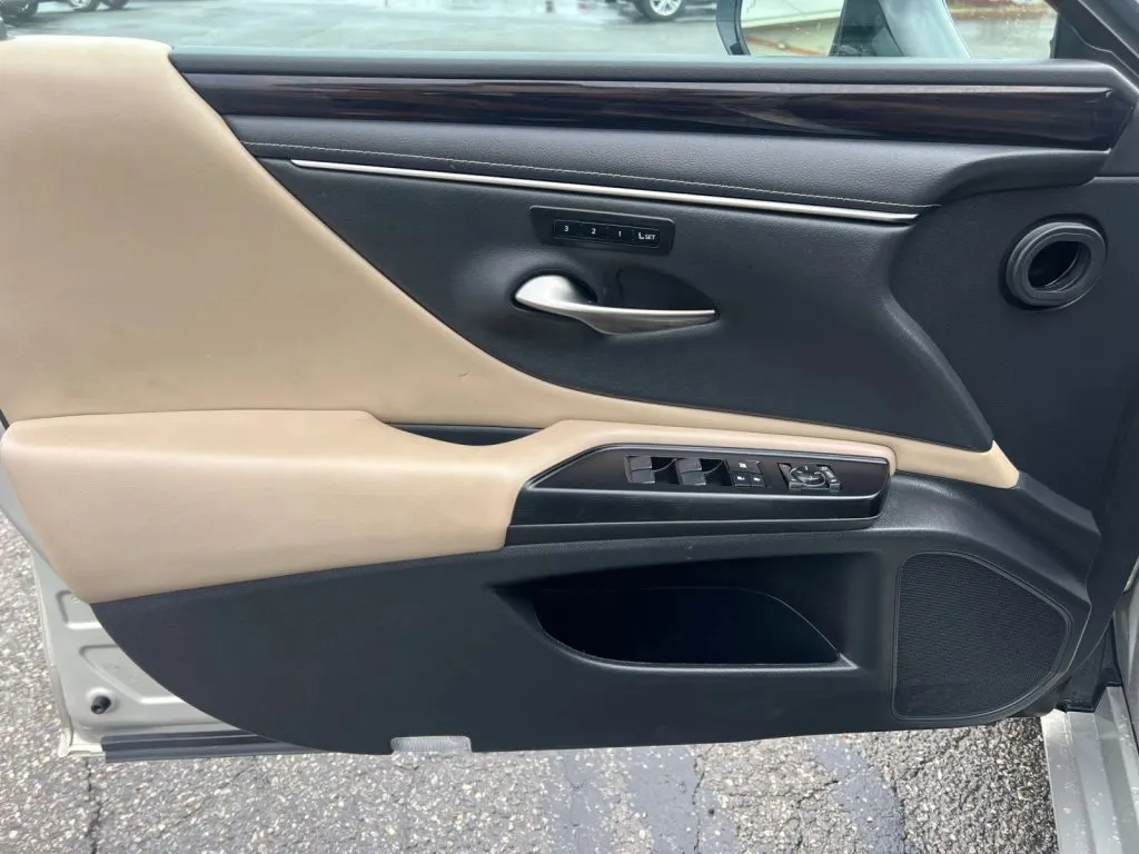 Lexus ES photo 29