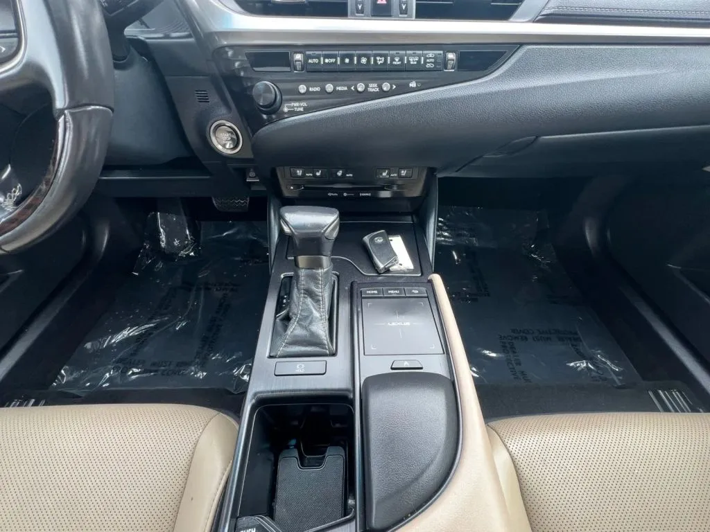 Lexus ES photo 12