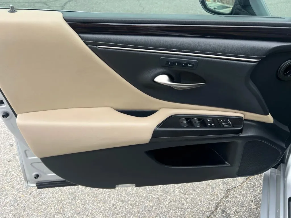 Lexus ES photo 20