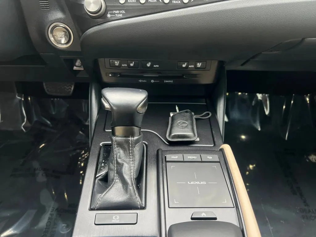 Lexus ES photo 12