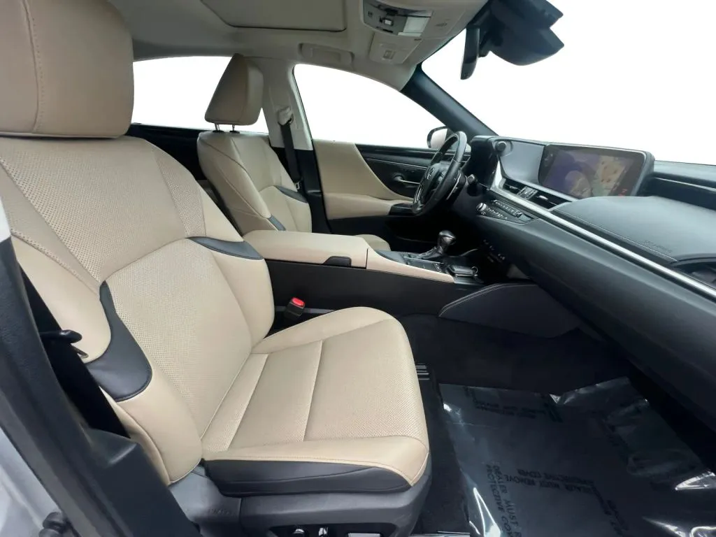 Lexus ES photo 16