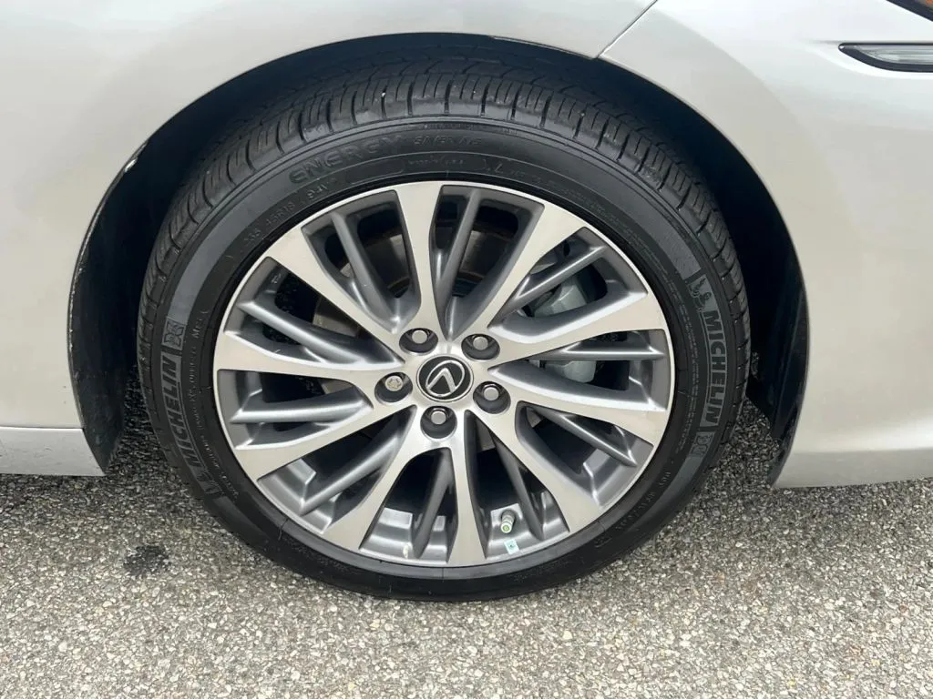 Lexus ES photo 17