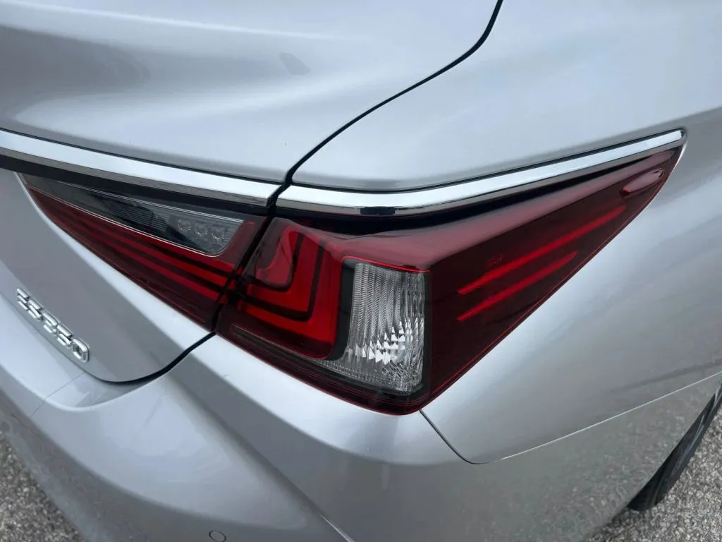 Lexus ES photo 21