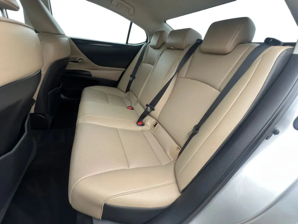 Lexus ES photo 14