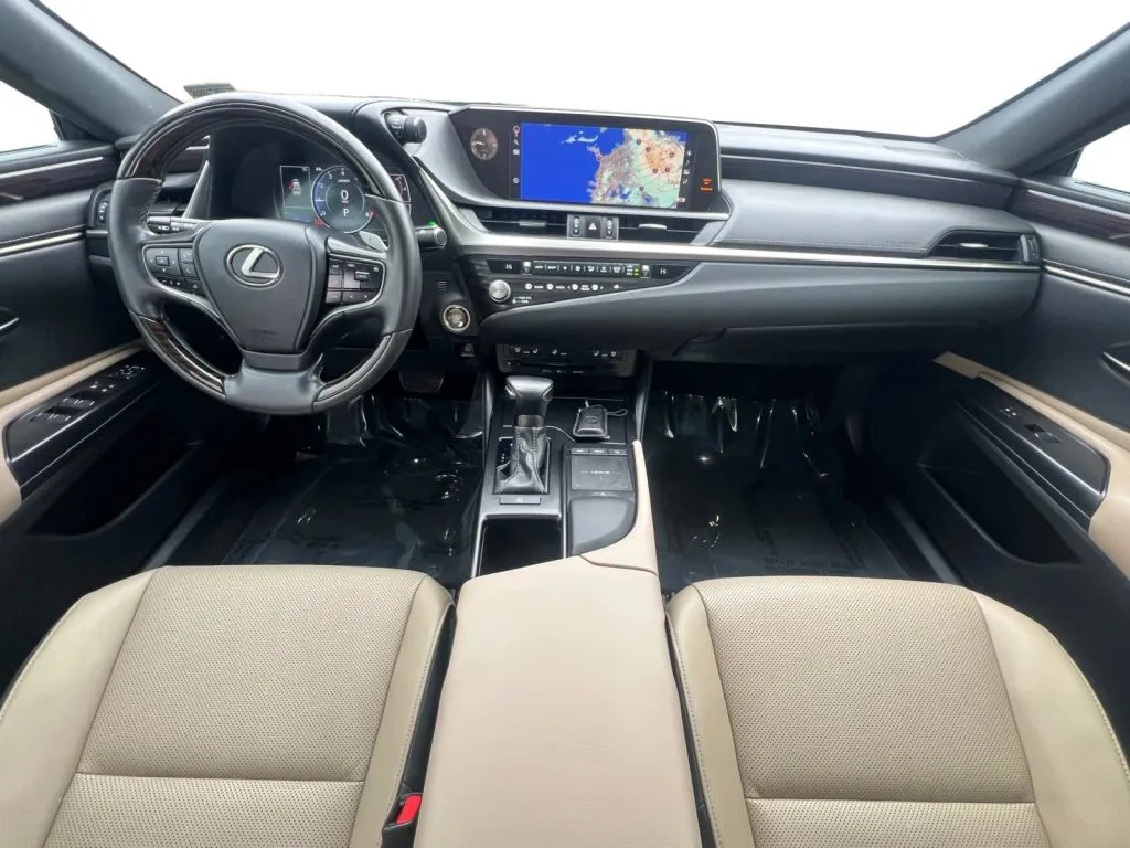 Lexus ES photo 11