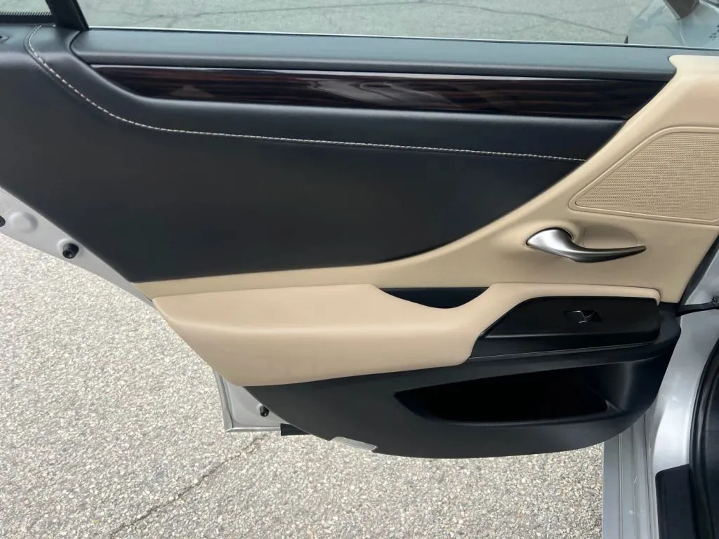 Lexus ES photo 32
