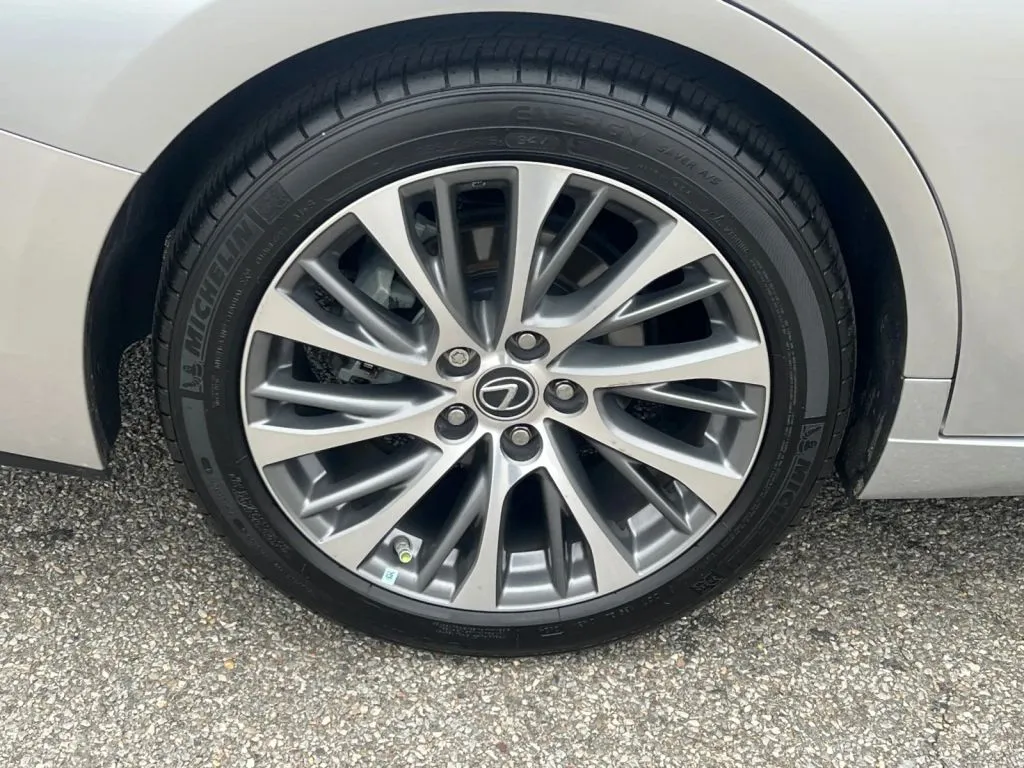 Lexus ES photo 18