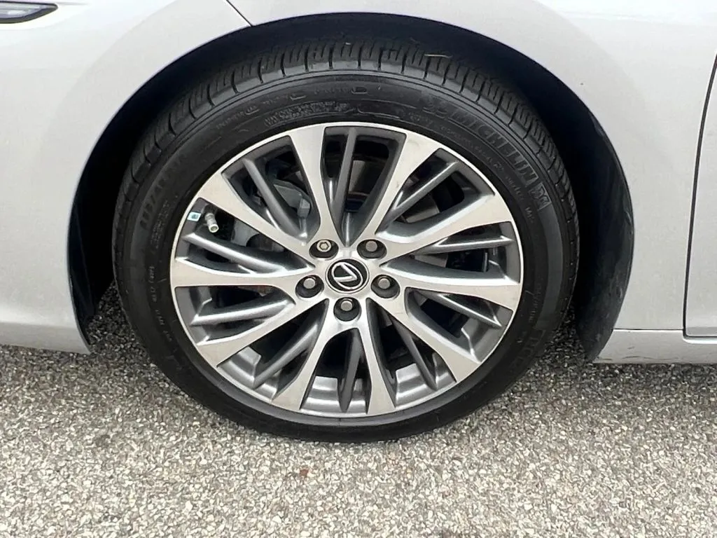 Lexus ES photo 27