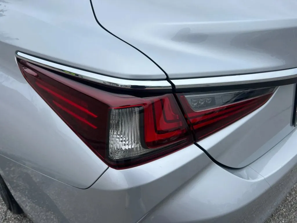 Lexus ES photo 22
