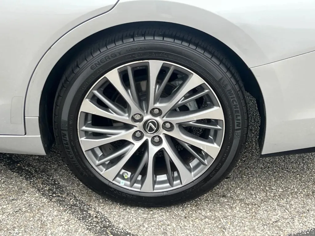 Lexus ES photo 24