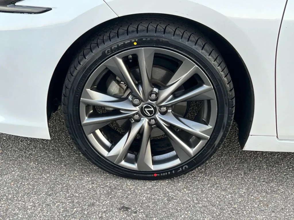Lexus ES photo 31