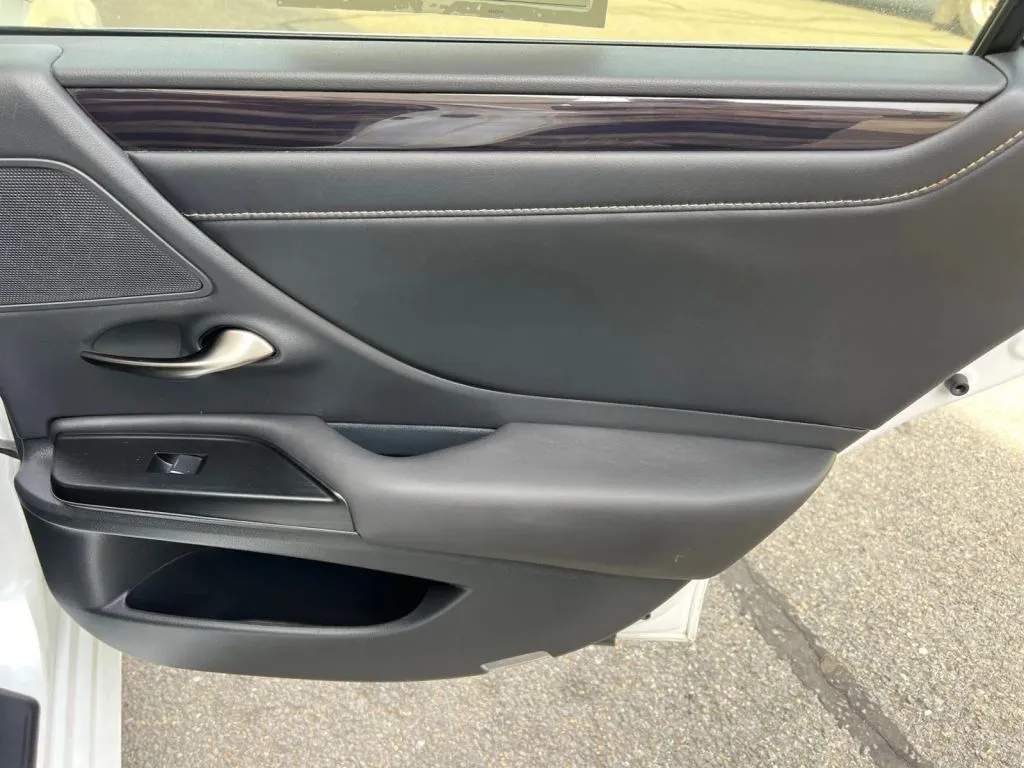Lexus ES photo 20
