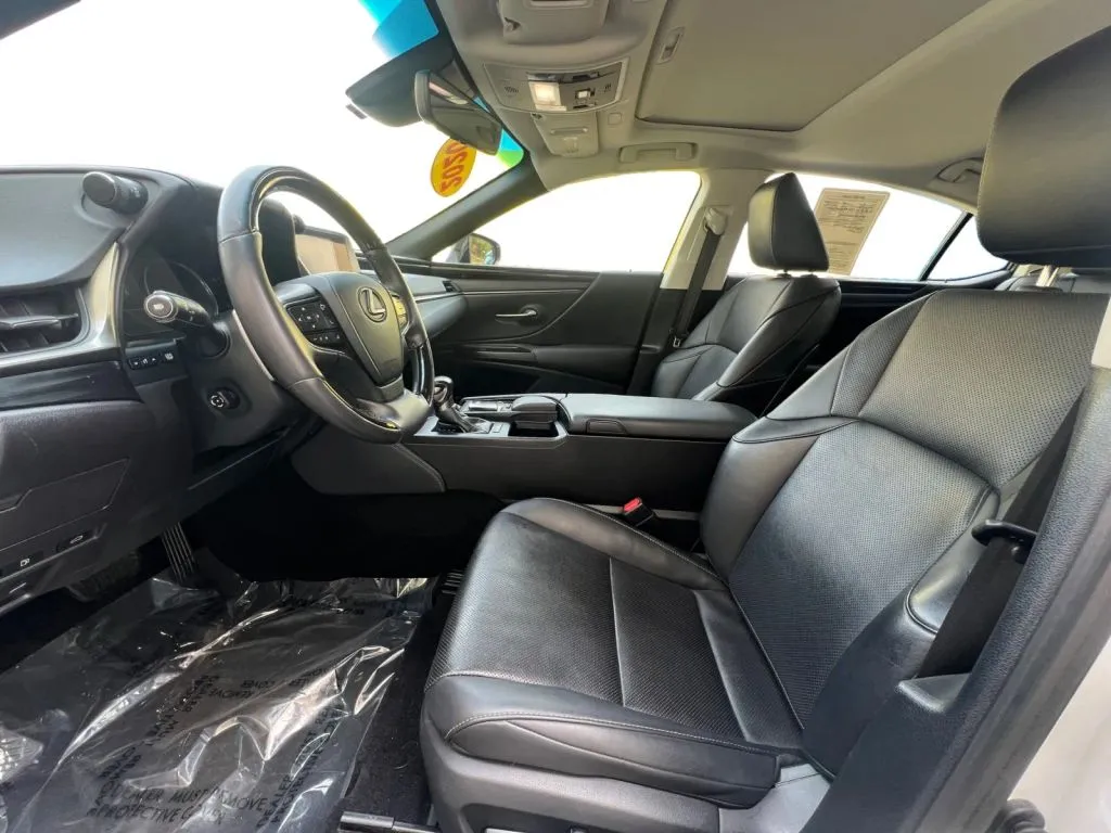 Lexus ES photo 10