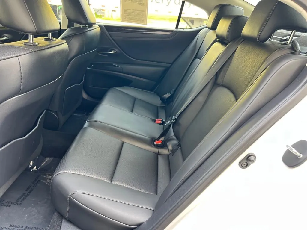 Lexus ES photo 22
