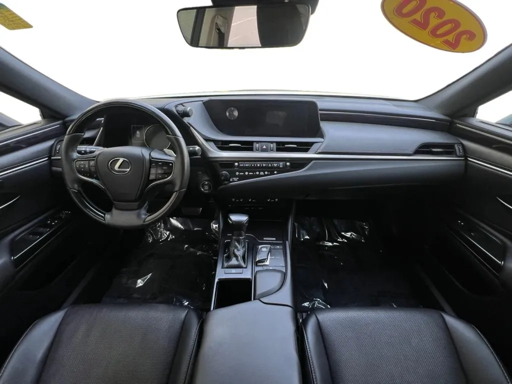 Lexus ES photo 11