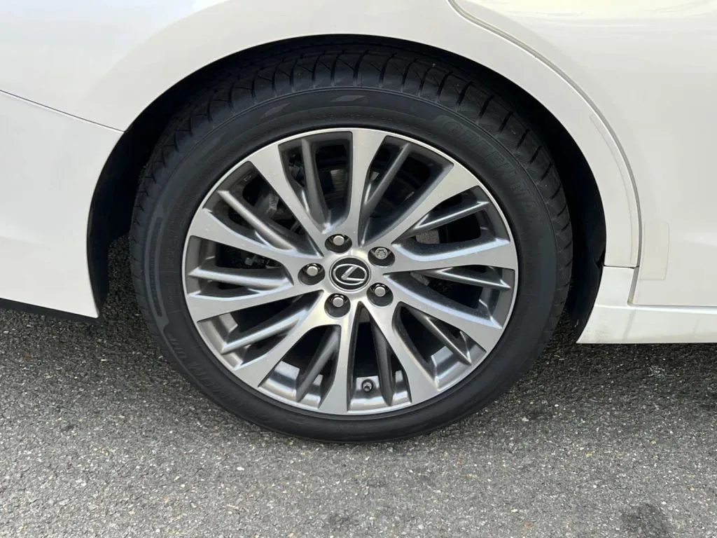 Lexus ES photo 36