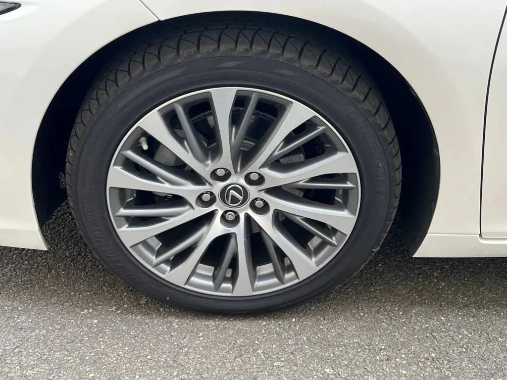 Lexus ES photo 30