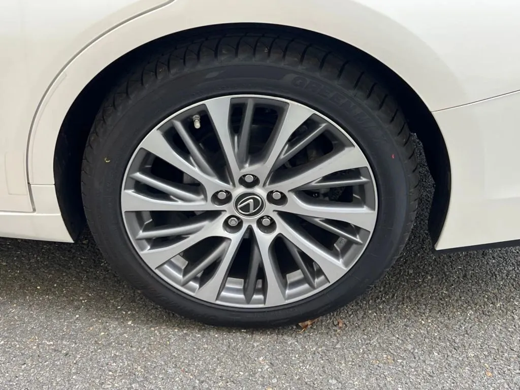 Lexus ES photo 39