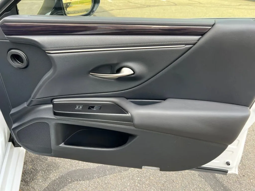 Lexus ES photo 17