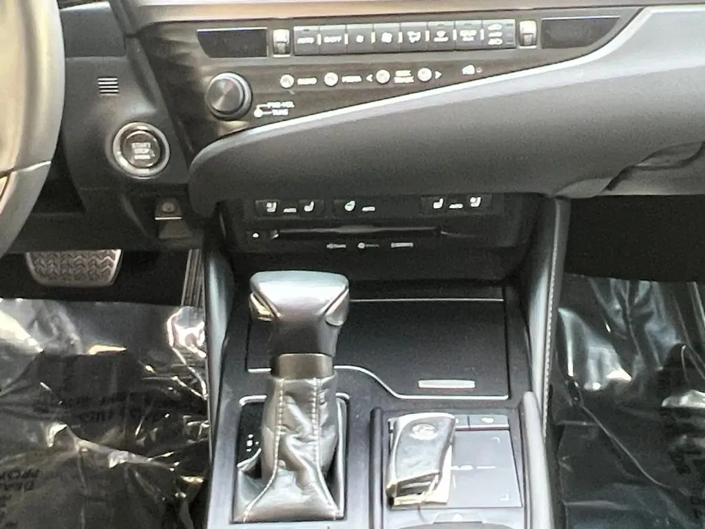 Lexus ES photo 12