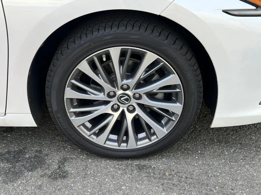 Lexus ES photo 34