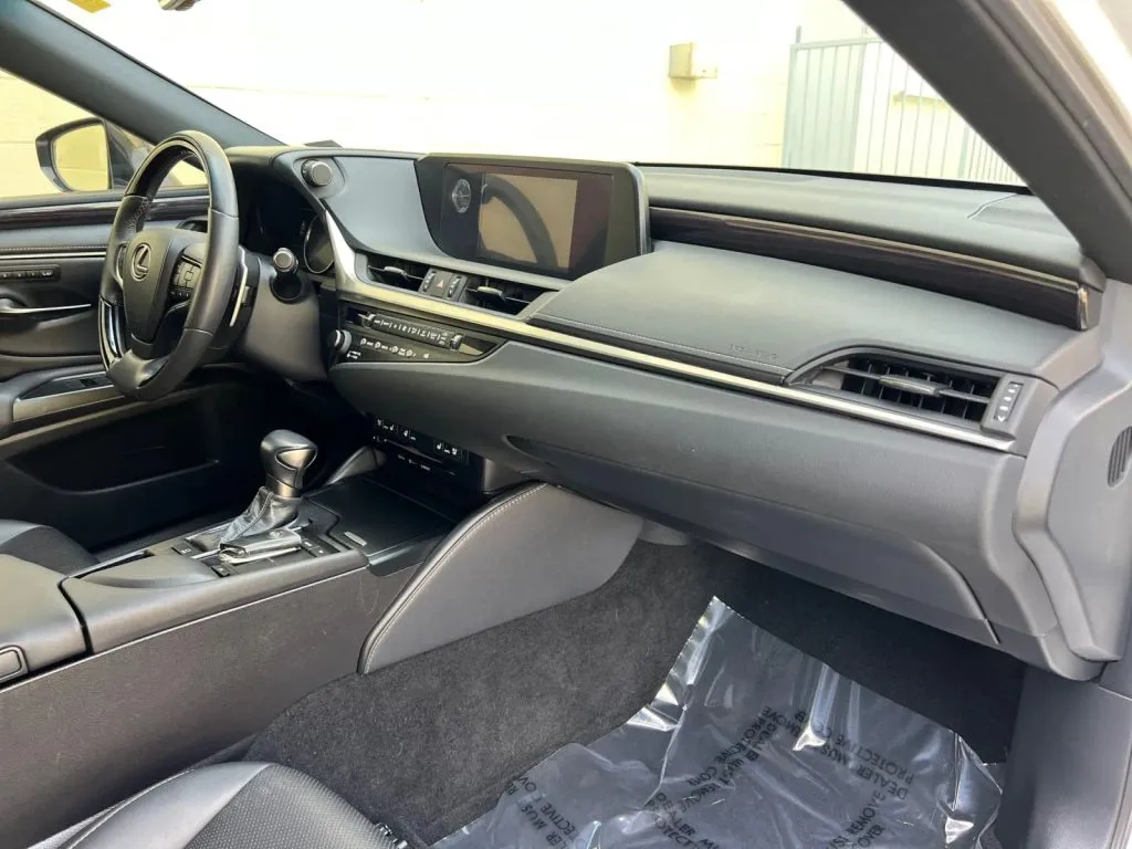 Lexus ES photo 16