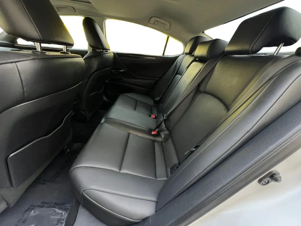 Lexus ES photo 14