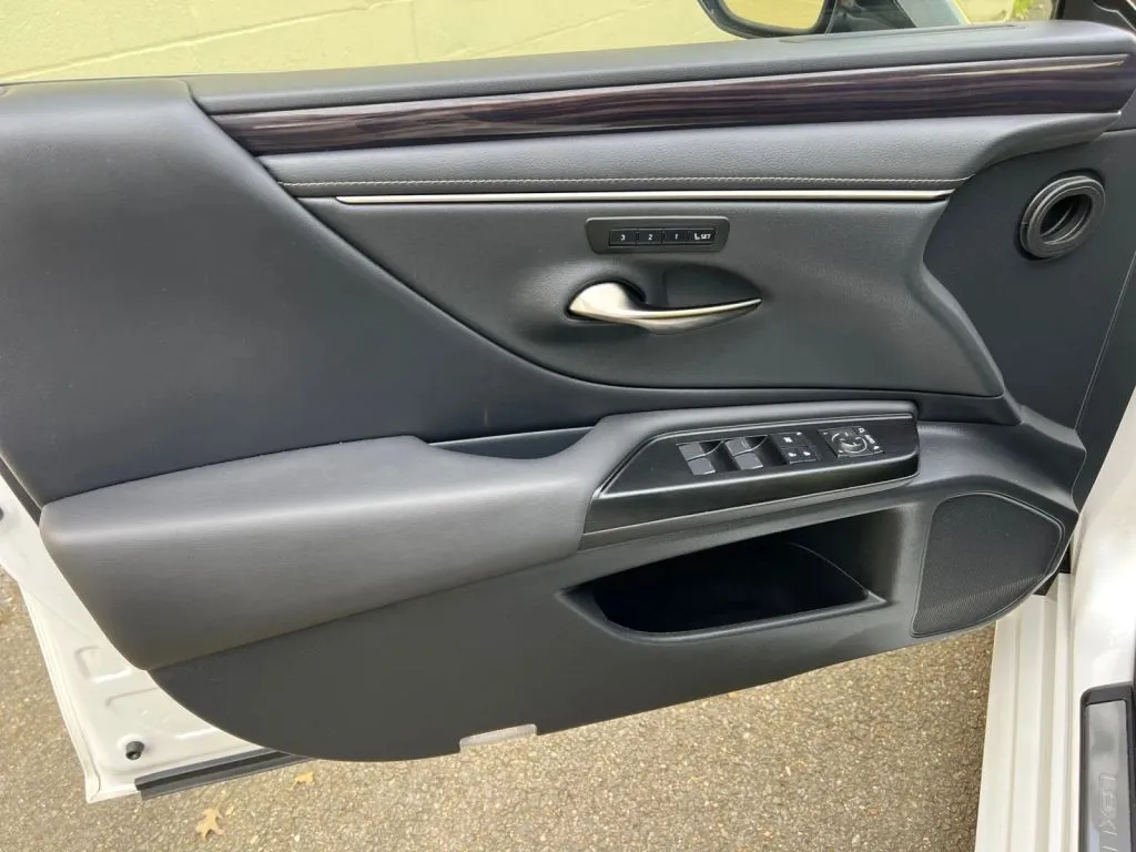 Lexus ES photo 27