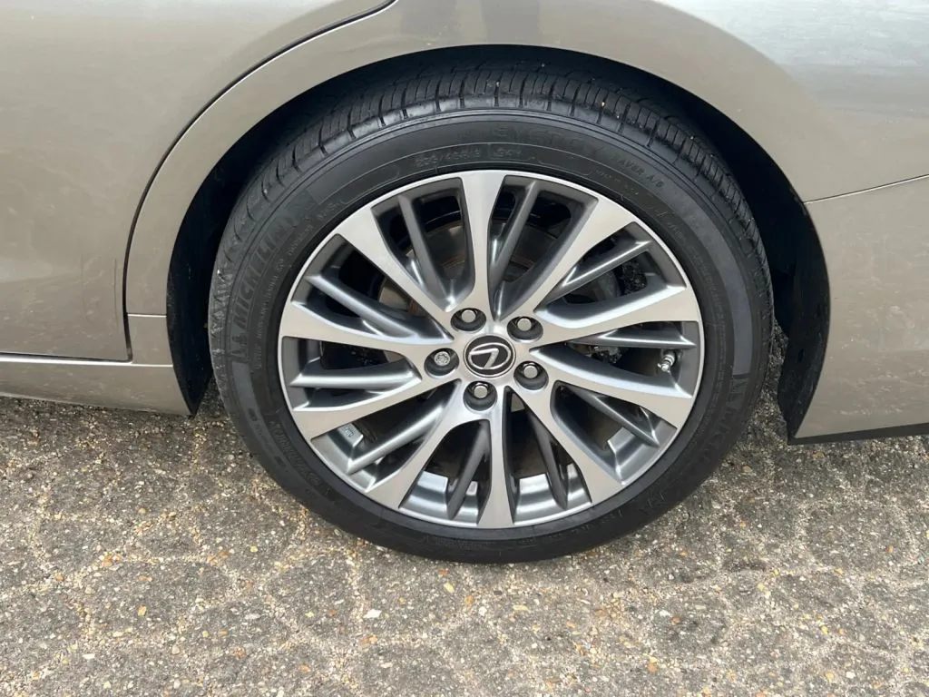 Lexus ES photo 38