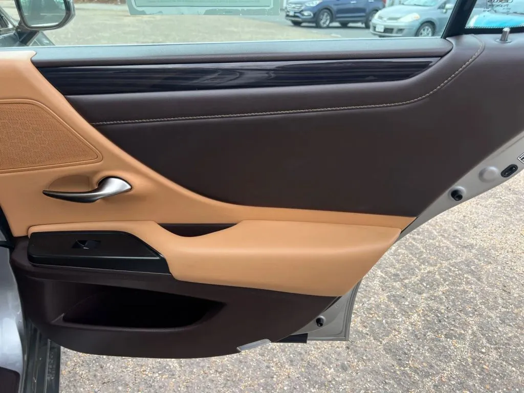 Lexus ES photo 21
