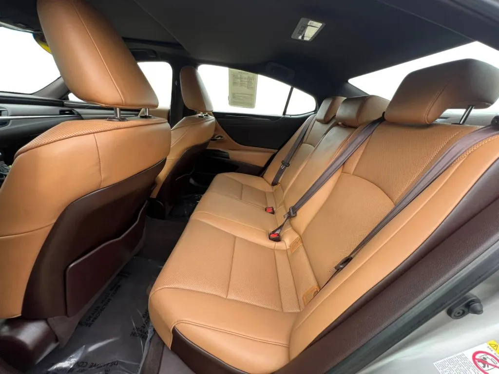 Lexus ES photo 14