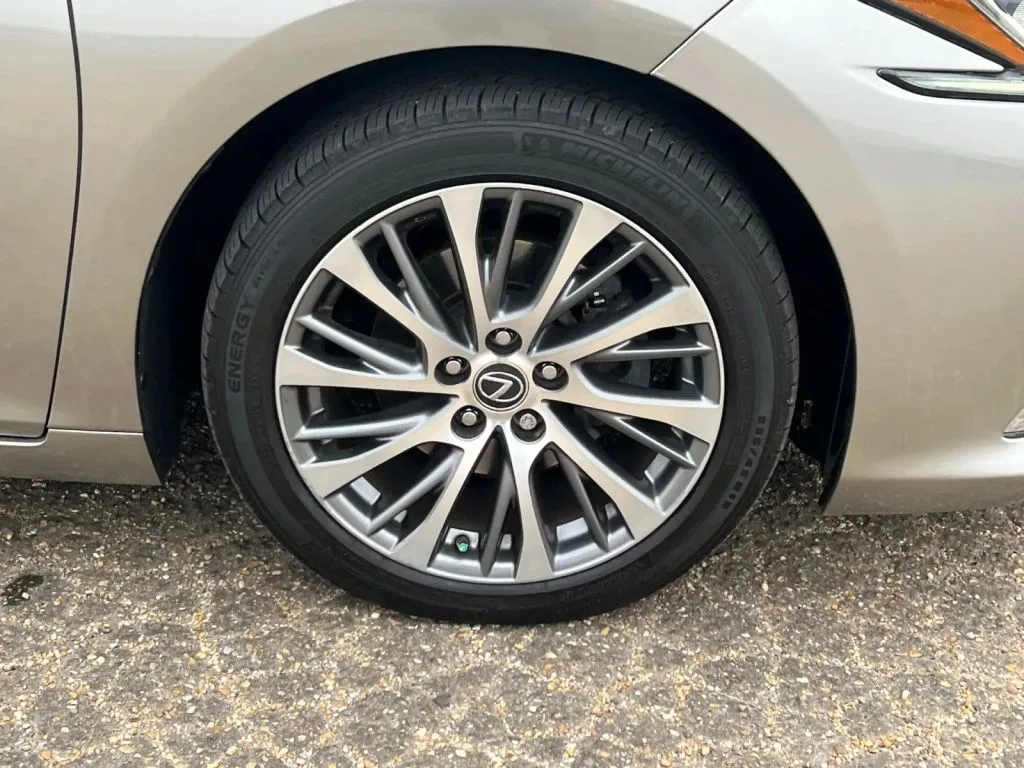 Lexus ES photo 33