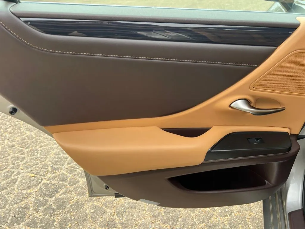 Lexus ES photo 24