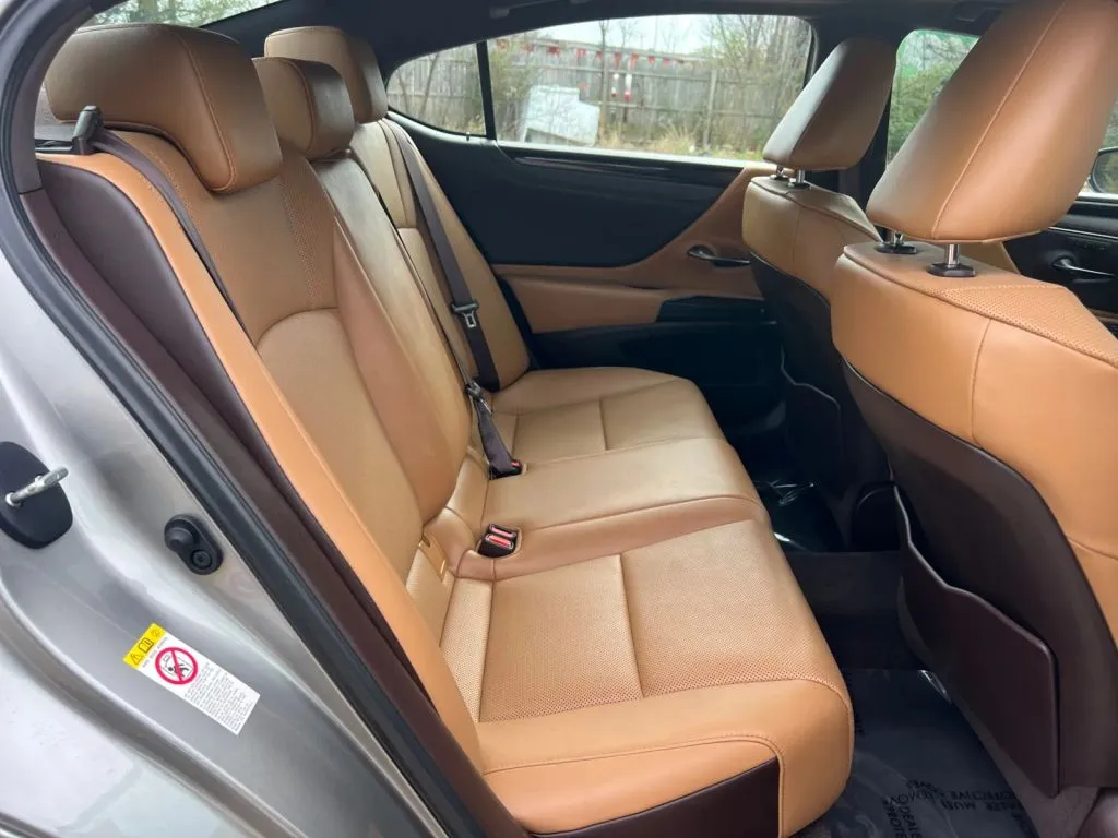 Lexus ES photo 19