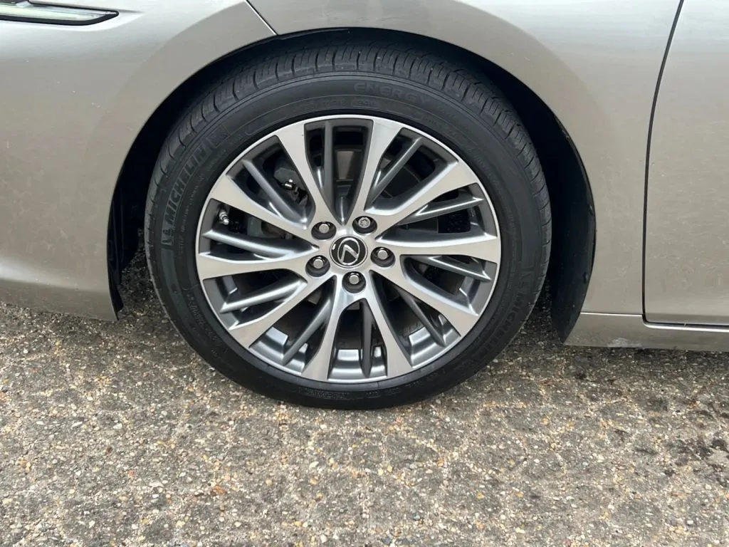 Lexus ES photo 30