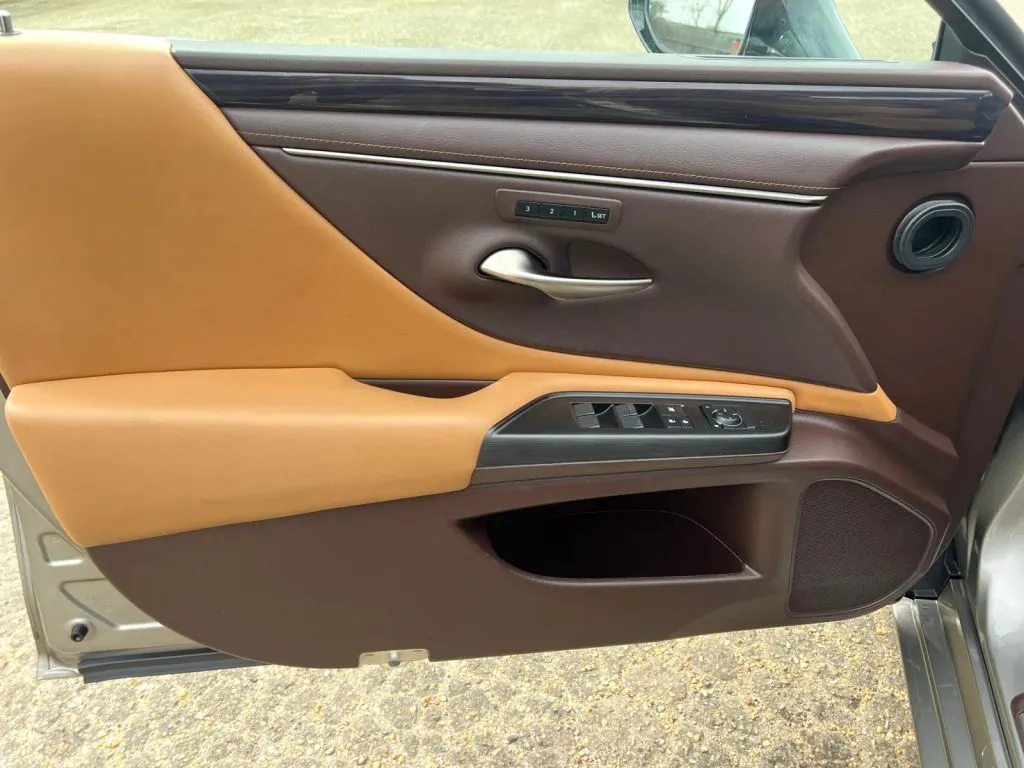 Lexus ES photo 27