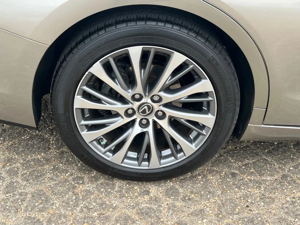 Lexus ES photo 35