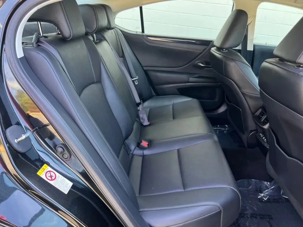 Lexus ES photo 19