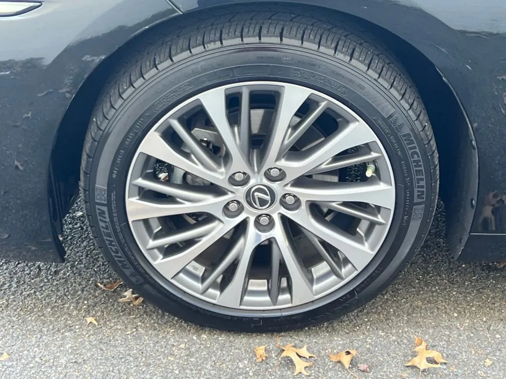 Lexus ES photo 30