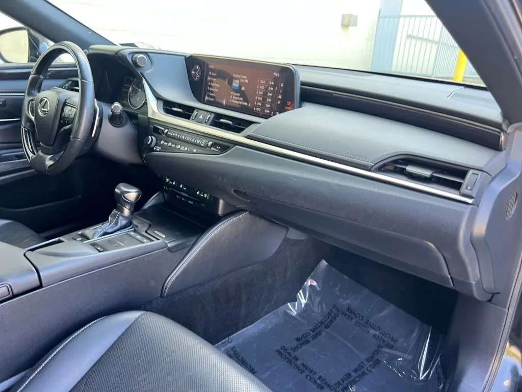 Lexus ES photo 17