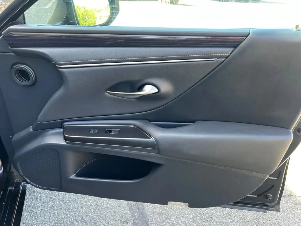 Lexus ES photo 18