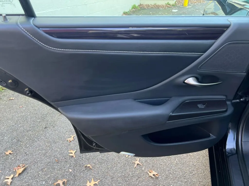 Lexus ES photo 23