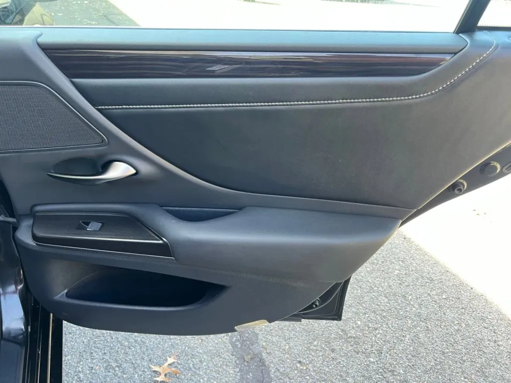 Lexus ES photo 21