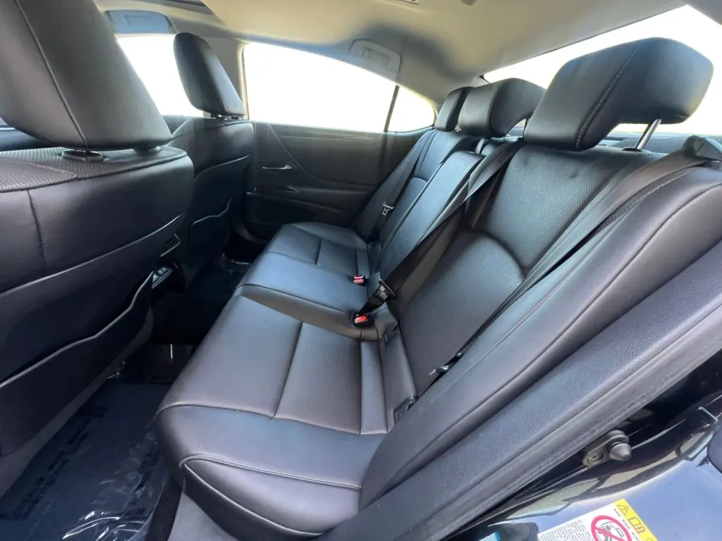 Lexus ES photo 14