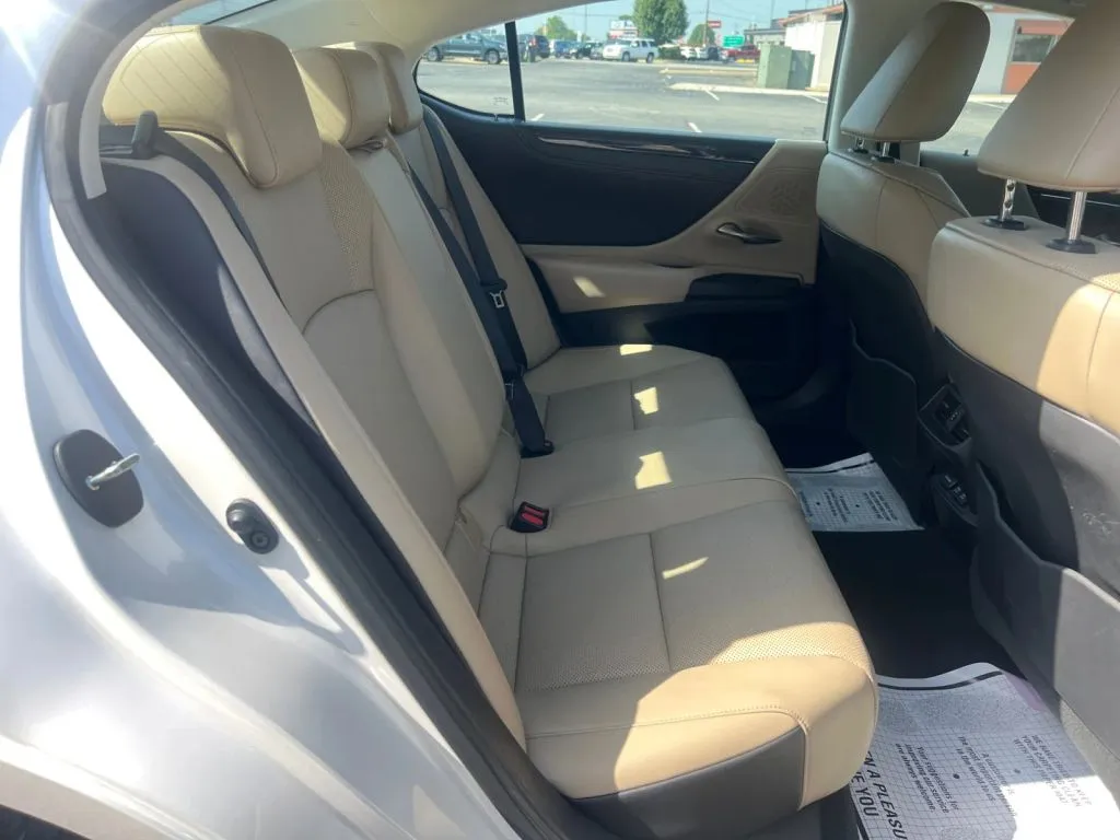 Lexus ES photo 17