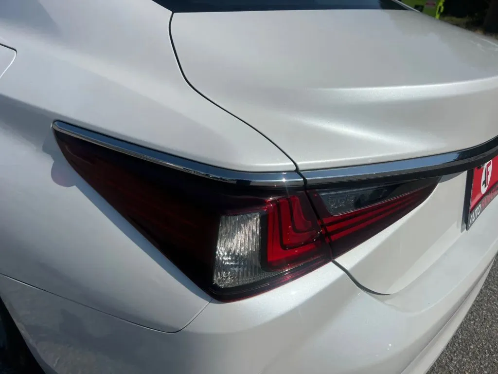 Lexus ES photo 36
