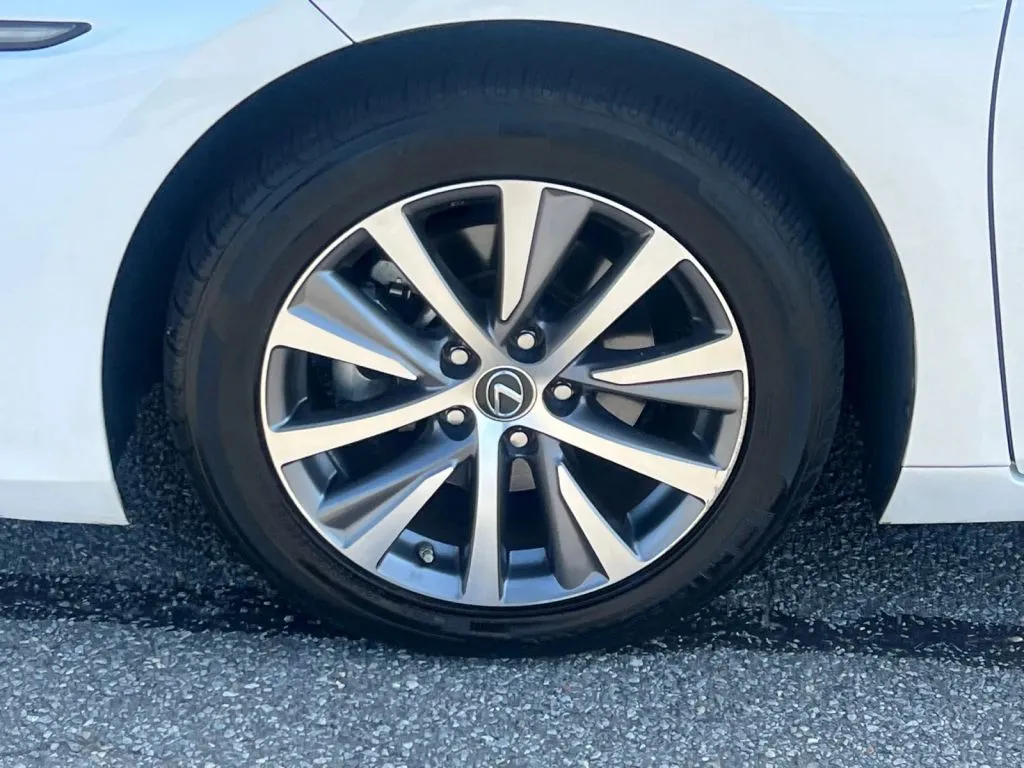 Lexus ES photo 29
