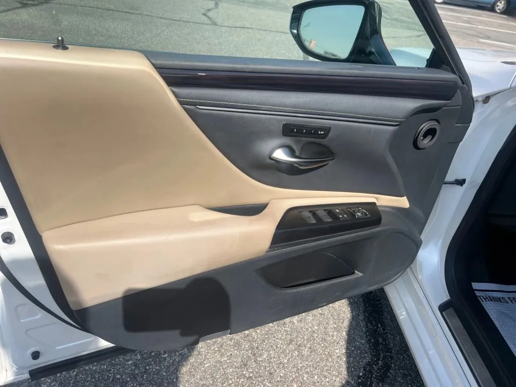 Lexus ES photo 25