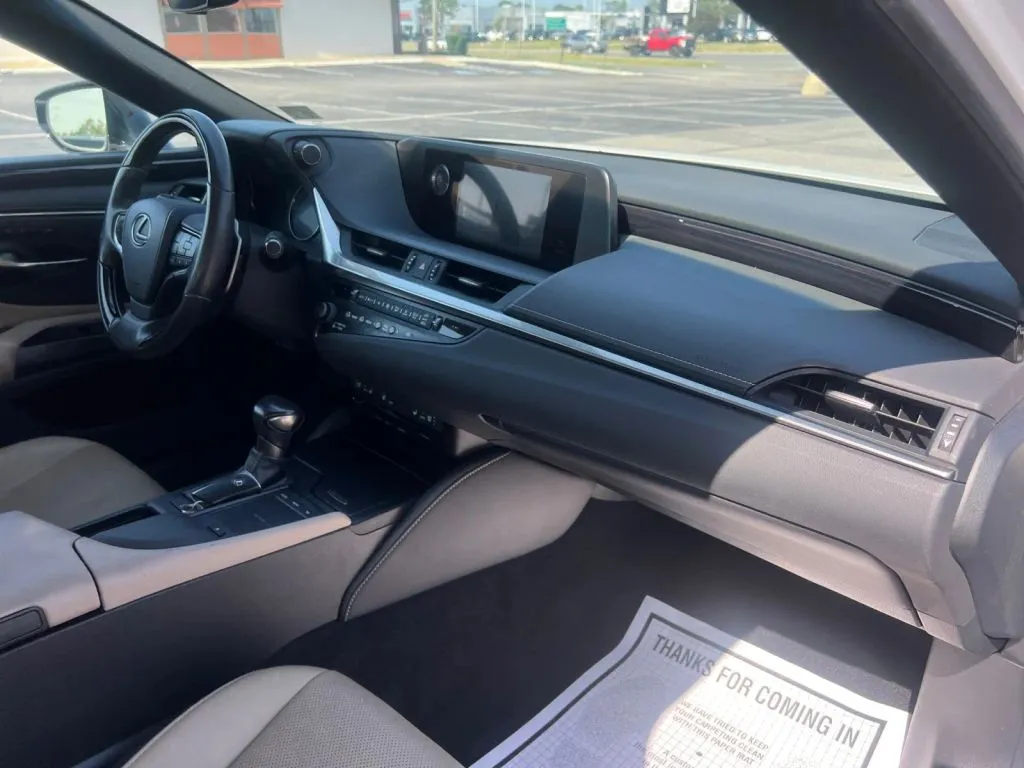 Lexus ES photo 14