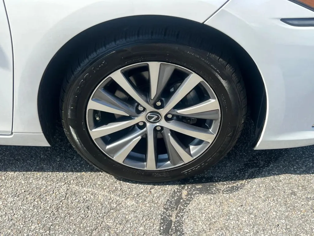 Lexus ES photo 32